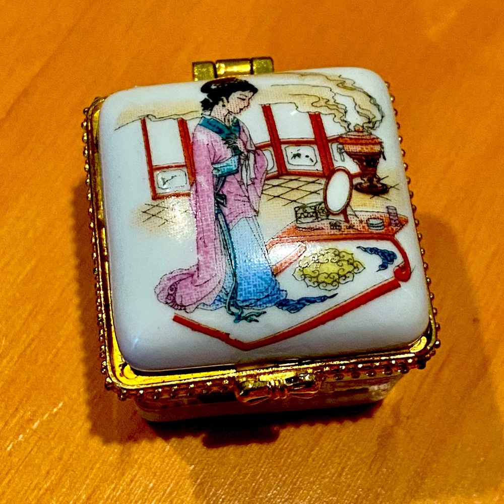 VERY CUTE CERAMIC JAPANESE JEWELRY HOLDER/BOX